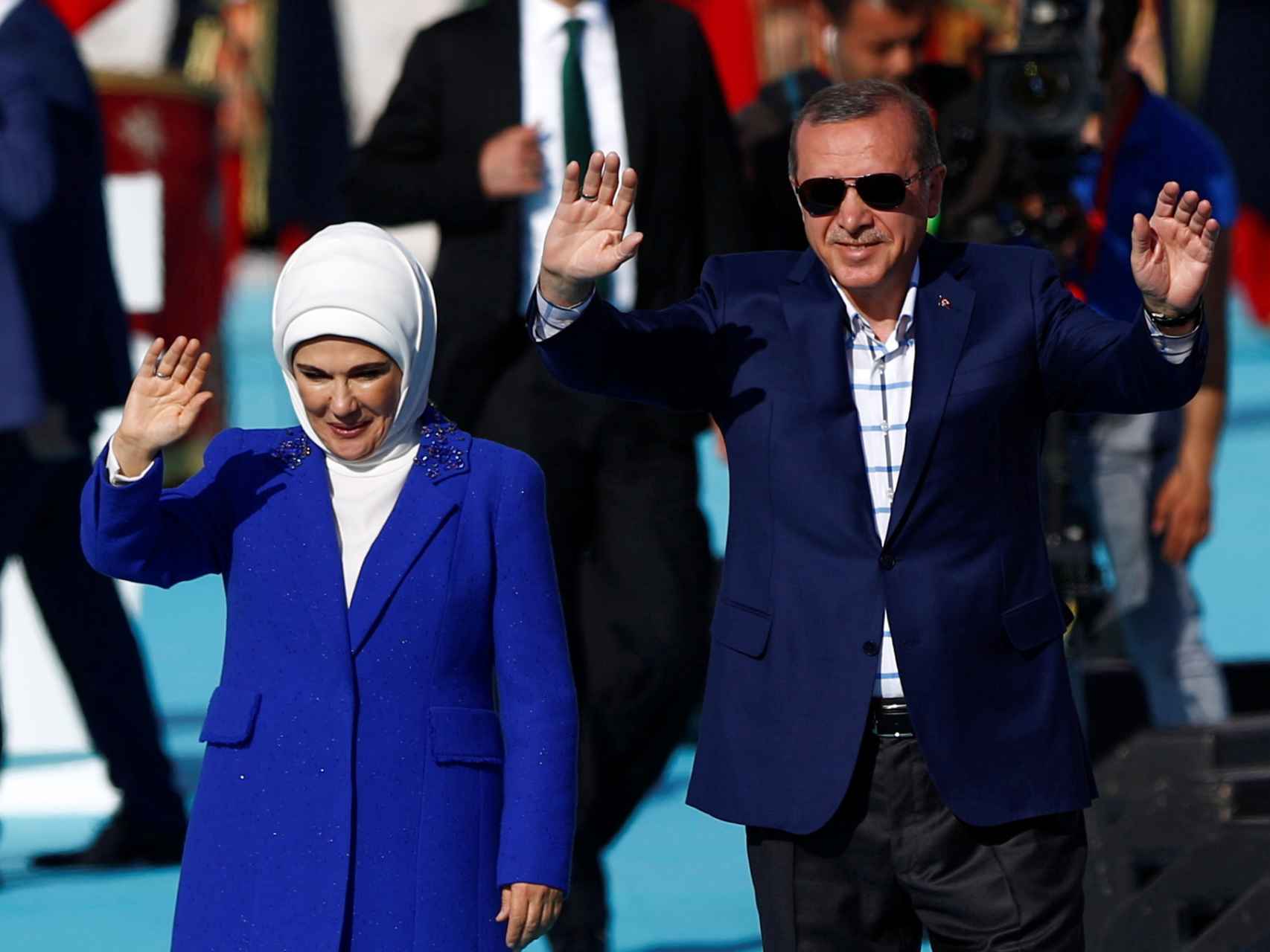 Erdogan, acompañado por su mujer Emine, saluda a sus seguidores en Estambul.