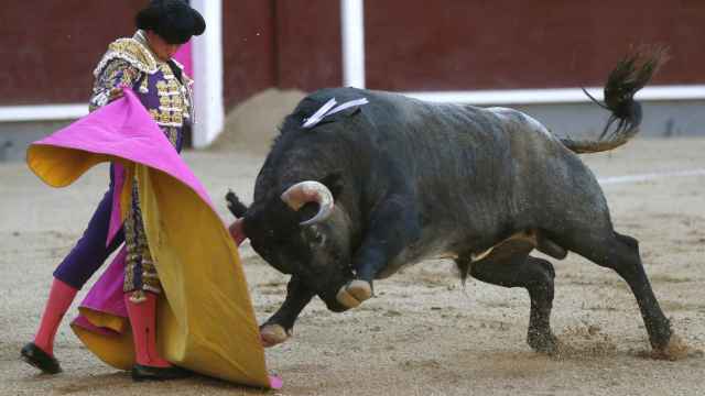 El diestro Alberto Aguilar da un pase con el capote a su primer toro.