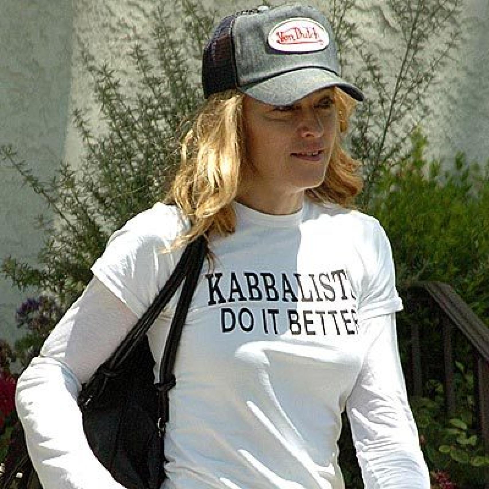Madona promocionando con una camiseta la Cábala