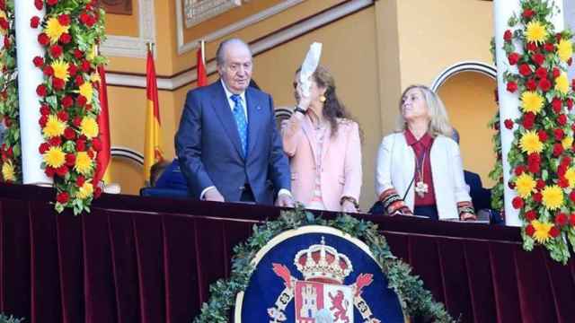 El rey emérito Juan Carlos I y su hija la infanta Elena en la feria de San Isidro,