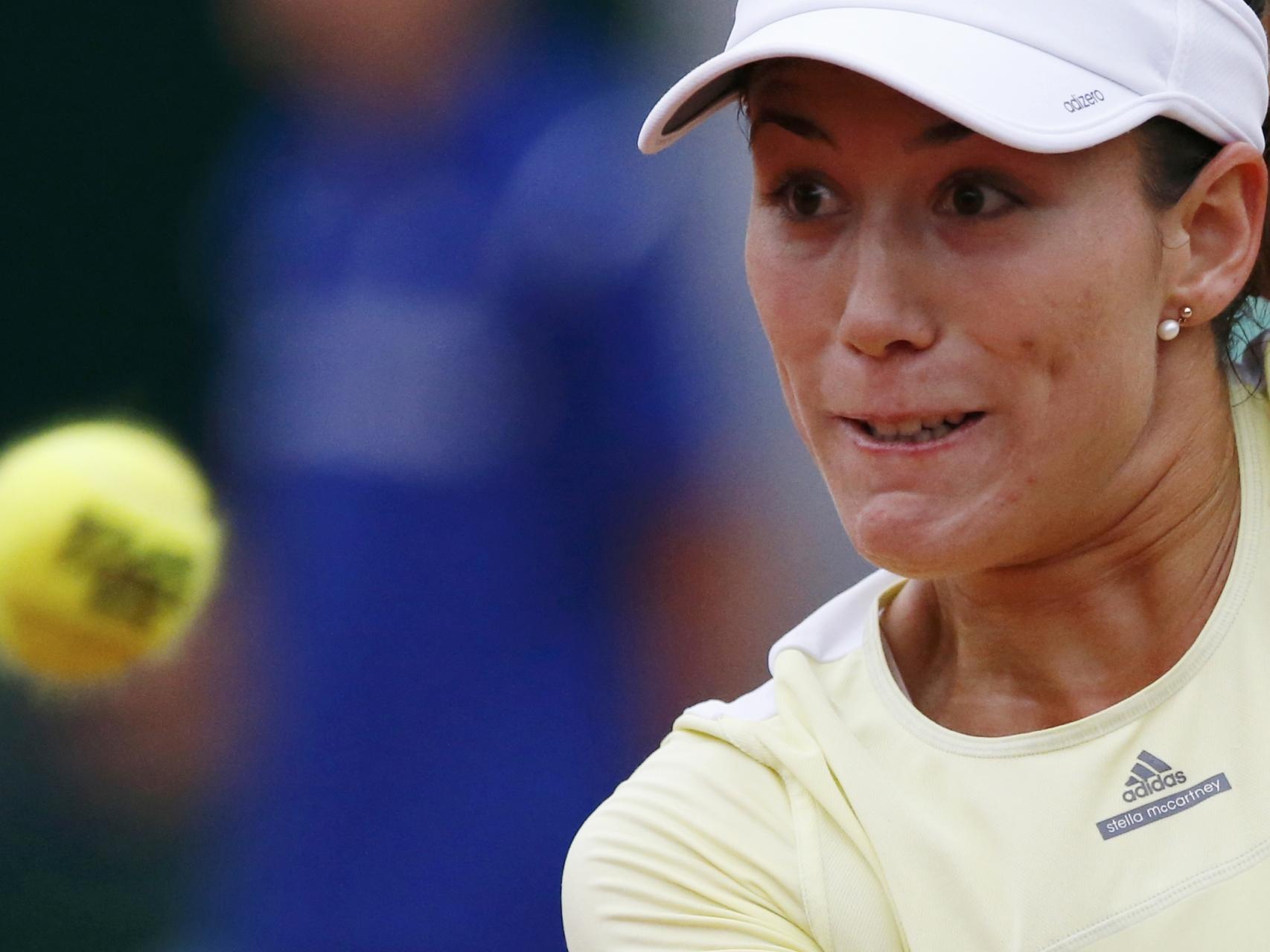 Garbiñe Muguruza totalmente absorbida por la pelota.