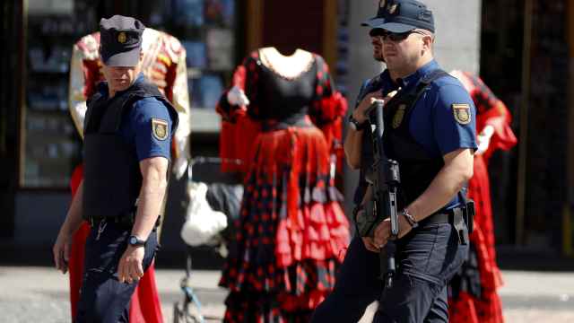 Dos policías patrullan en la Plaza Mayor de Madrid.