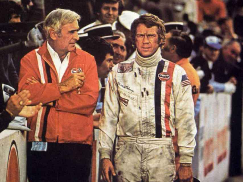 Steve McQueen con su mono de carreras en el rodaje de Le Mans.