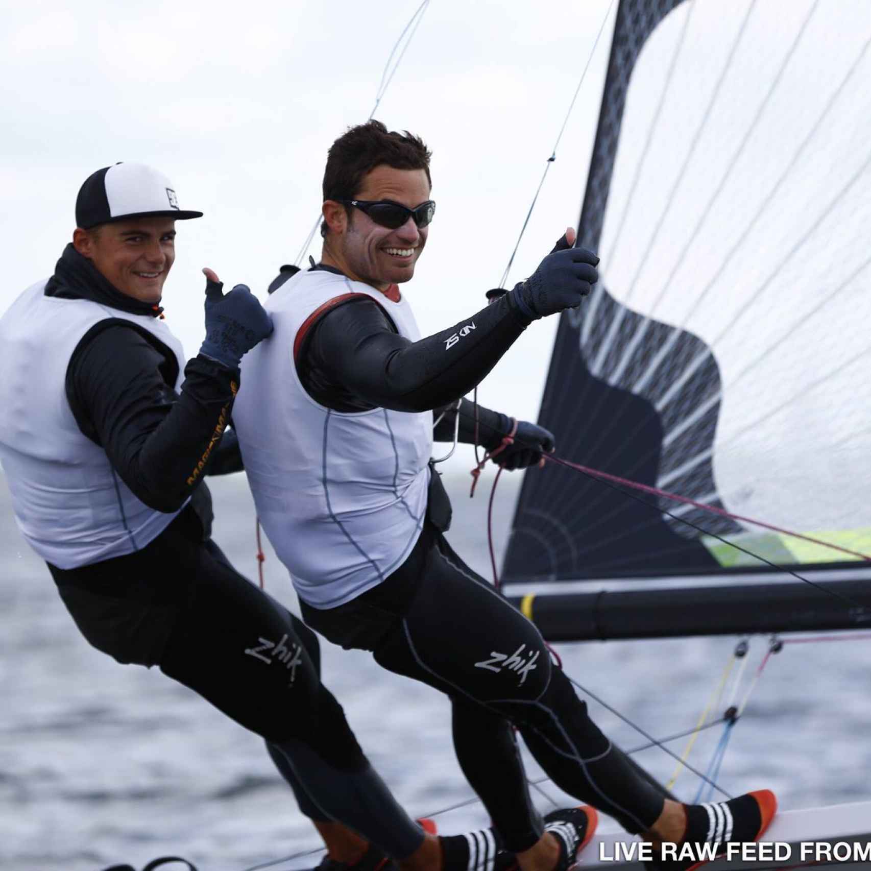 Diego Botín (con gorra) y el gallego Iago López en la regata de clasificación para Rio