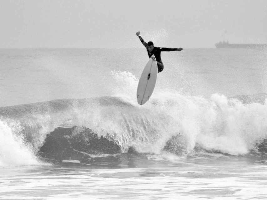 Diego Botín practicando surf, otro sus deportes favoritos en contacto con el mar