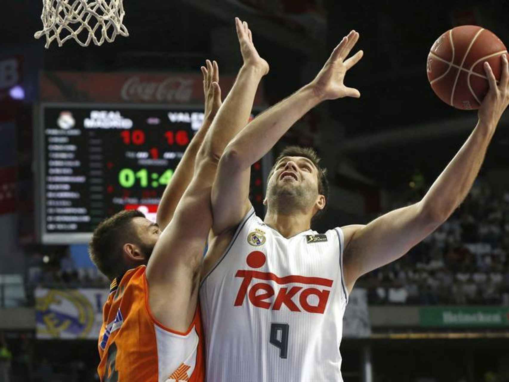 Felipe Reyes intenta anotar ante el Valencia Basket.