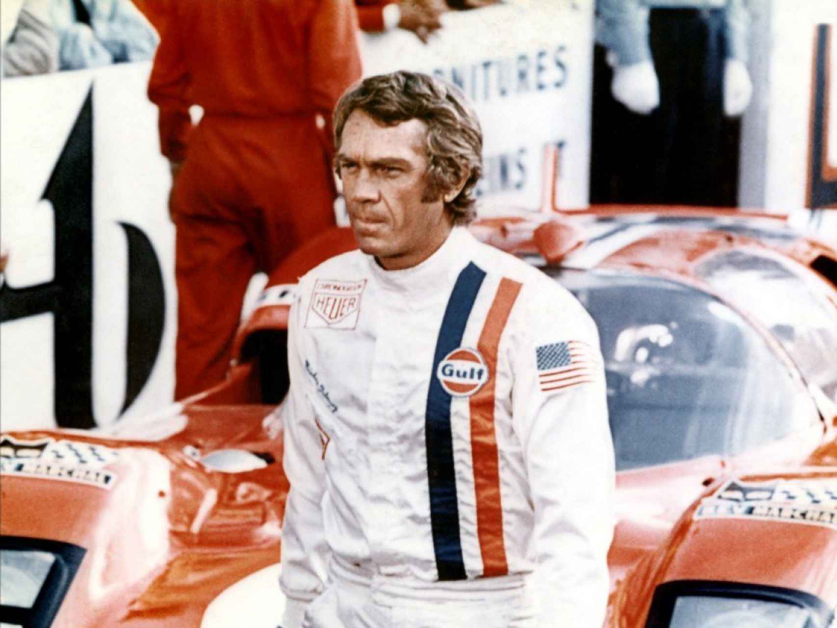 Steve McQueen con su mono de carreras.