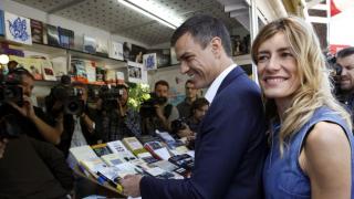 Pedro Sánchez en su visita de este año a la Feria del Libro de Madrid.