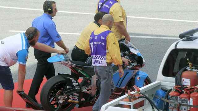 Operarios del circuito de Motmeló transportan la moto del piloto español de Moto2 Luis Salom