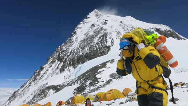 Un porteador en el campo cuatro del Everest.
