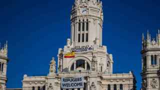La extrema derecha despliega una pancarta 'antirrefugiados' en el Ayuntamiento de Madrid