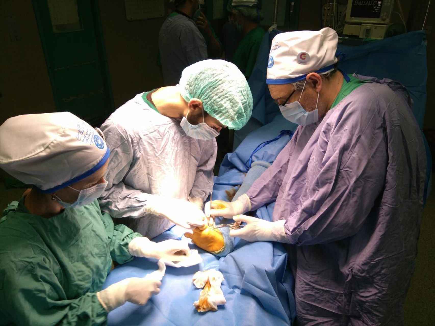 El dr. Felipe Noya (d), dr. Abdelfatah Jader (c) y la enfermera Aloña Zubizarreta (i) en quirófano.
