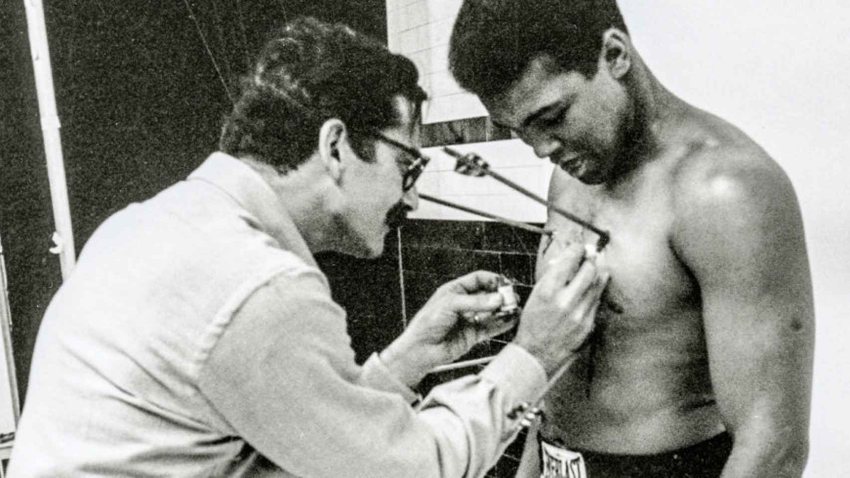 Carl Fisher junto Muhammad Ali en abril de 1968