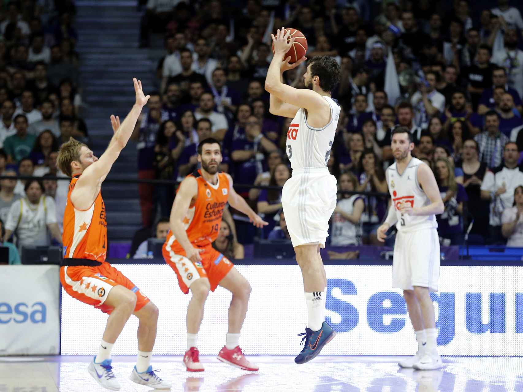 Llull lanza de tres este sábado ante el Valencia Basket.