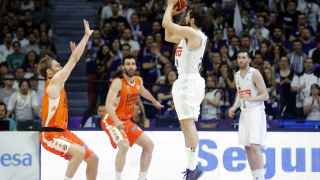 Llull lanza de tres este sábado ante el Valencia Basket.