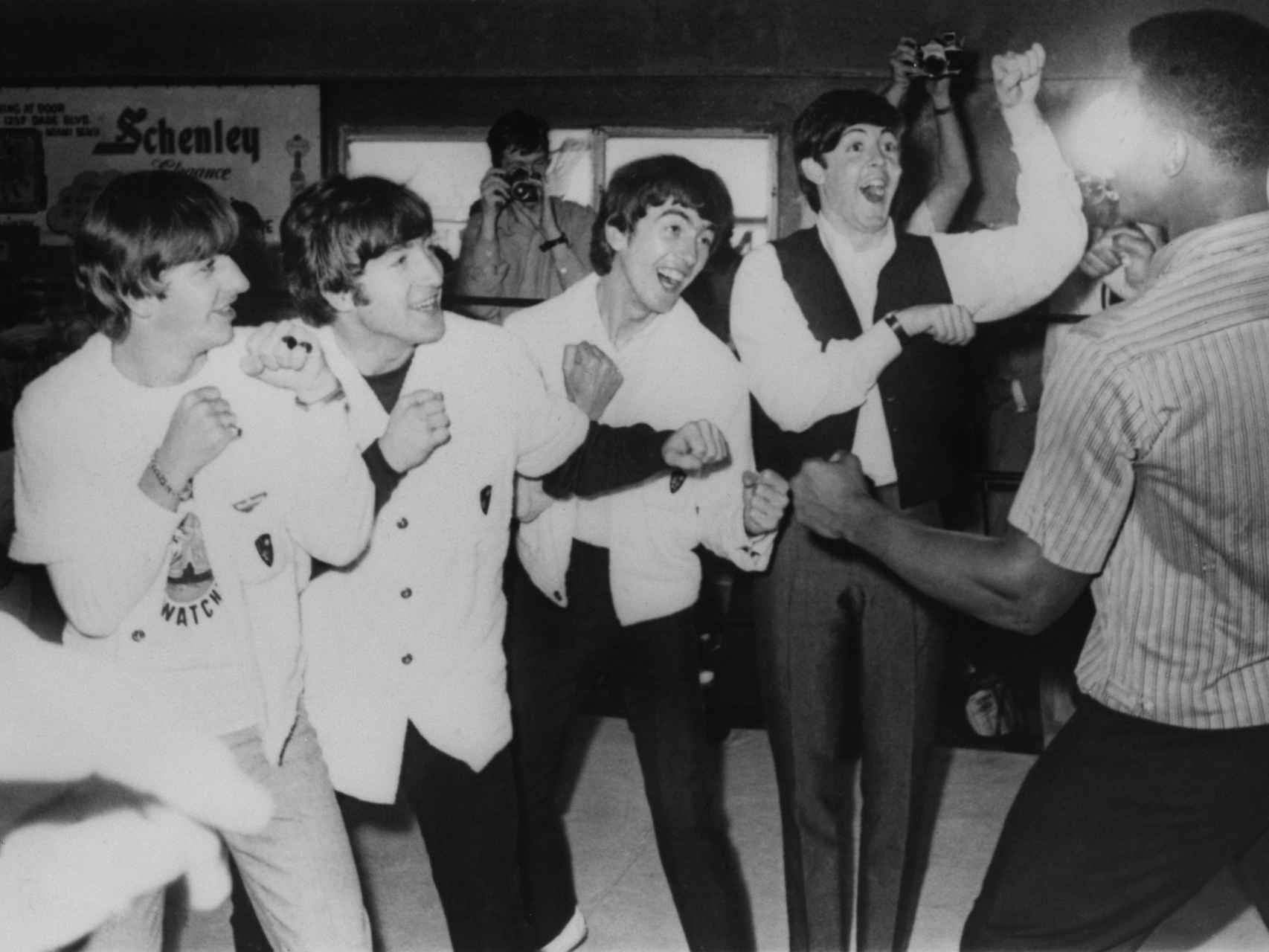 Junto a los Beatles en 1964.