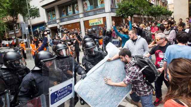 Simpatizantes de los okupas de Gràcia se han reunido frente al 'banco expropiado' en apoyo