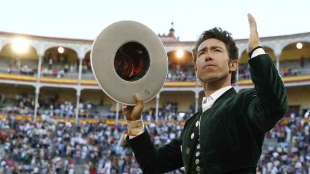 El rejoneador Leonardo Hernández a su salida a hombros de la monumental de Las Ventas.