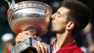 Djokovic con la copa de campeón de Roland Garros.