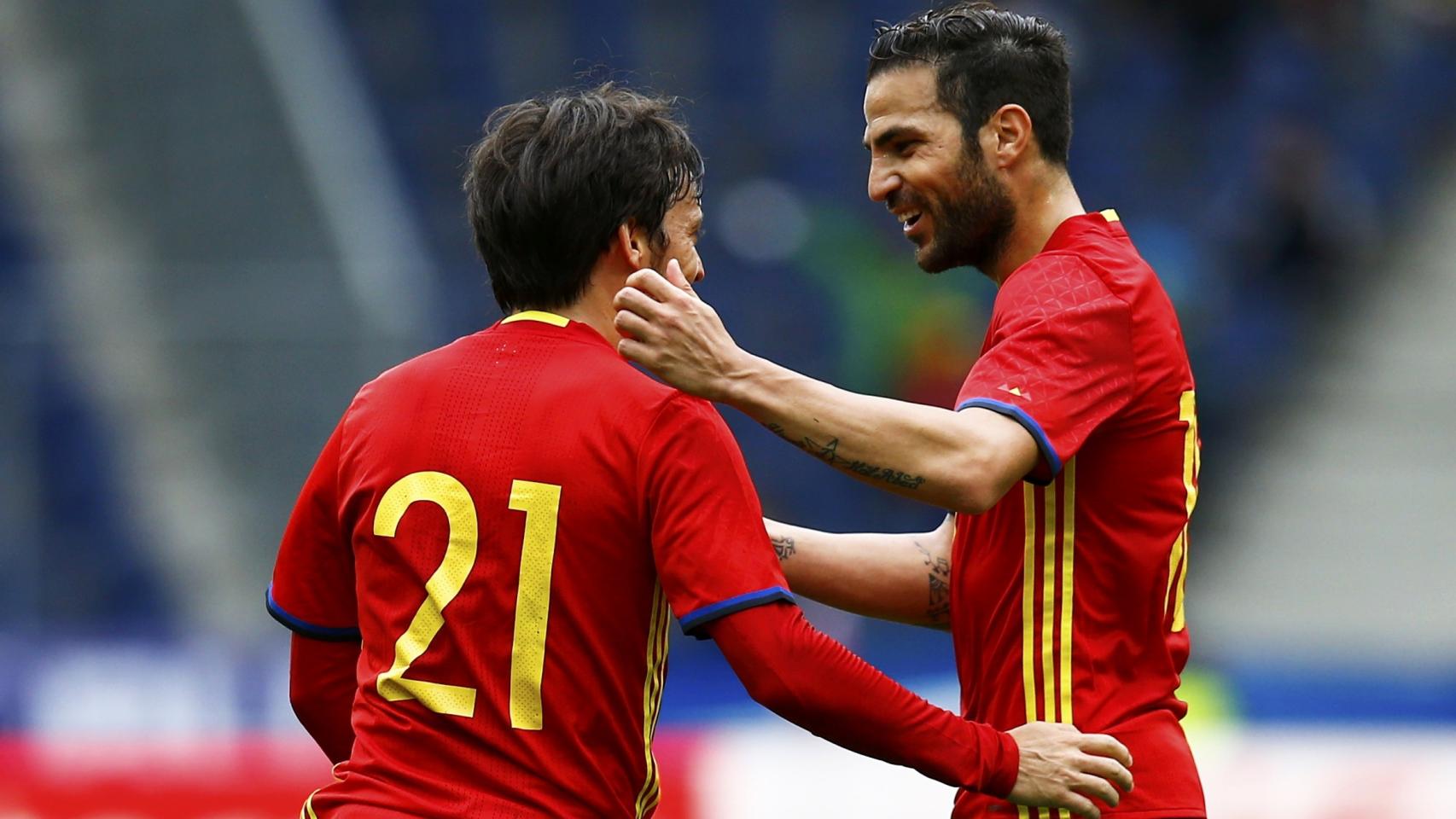 Cesc Fàbregas abraza a David Silva.