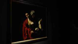 Salomé portando la cabeza del Bautista, de Caravaggio, al fondo de la sala.