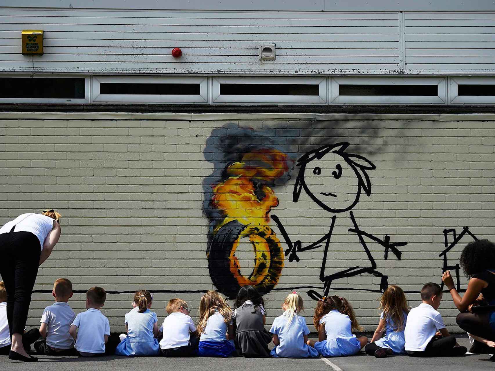 Banksy regala un mural a los alumnos de un colegio de Bristol.