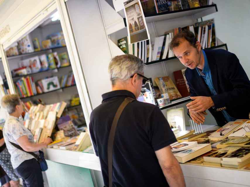 El autor Plácido Díez presentándole su libro a un transeúnte.