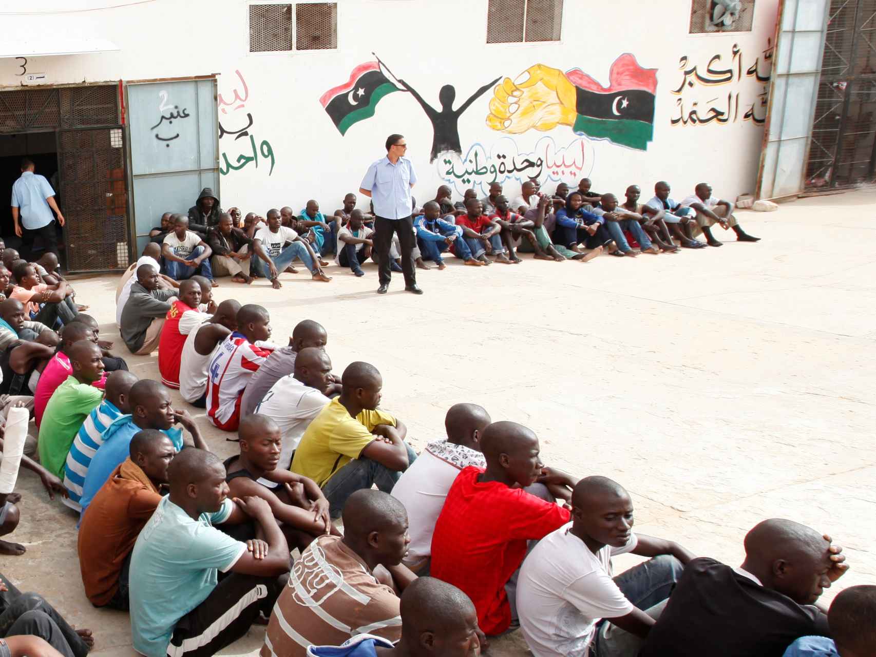 Un grupo de inmigrantes irregulares en un campo de detención de Trípoli, en Libia