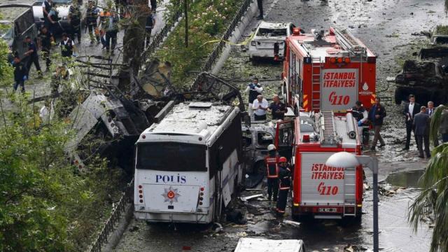 7 policías y 4 civiles han fallecido por el ataque cerca de una comisaría en Estambul.