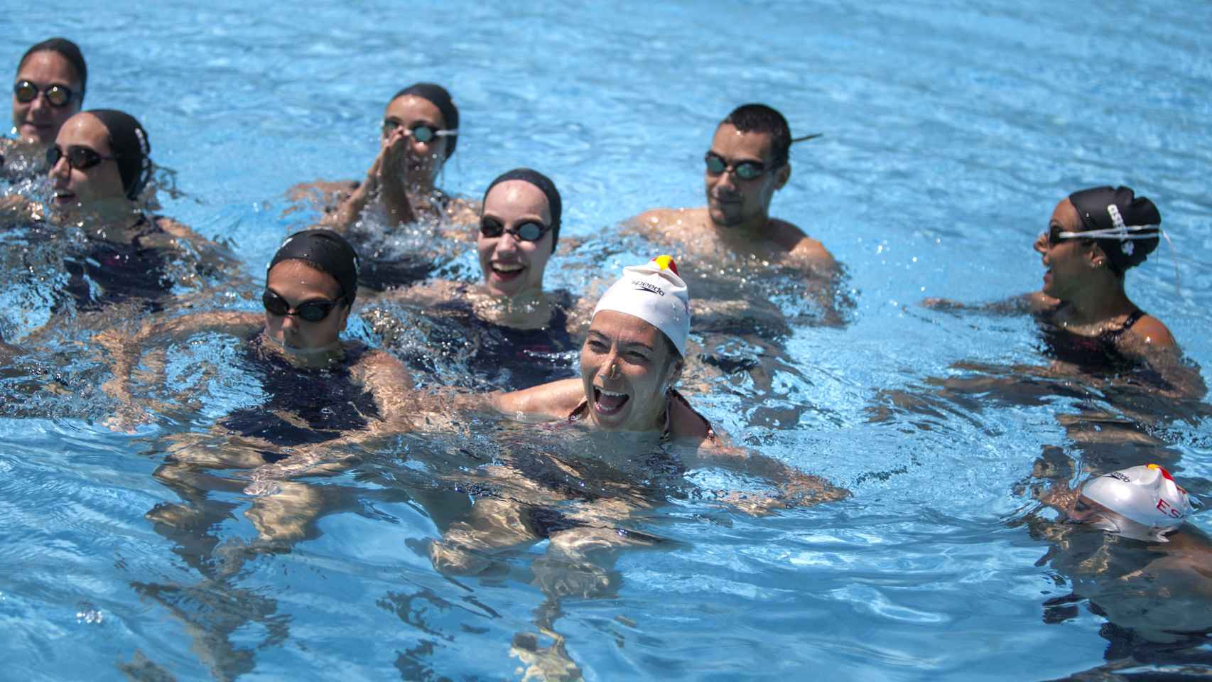 El equipo de natación sincronizada con Silvia Taulés (gorro blaco), redactora de EL ESPAÑOL