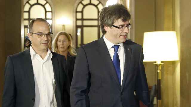 El president, Carles Puigdemont, y el portavoz de JxSí, Jordi Turull (i), a su llegada a la reunión entre el Govern y el grupo parlamentario