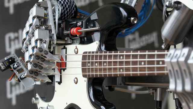 Un robot con una guitarra. El algoritmo del proyecto Magenta es ligeramente distinto.