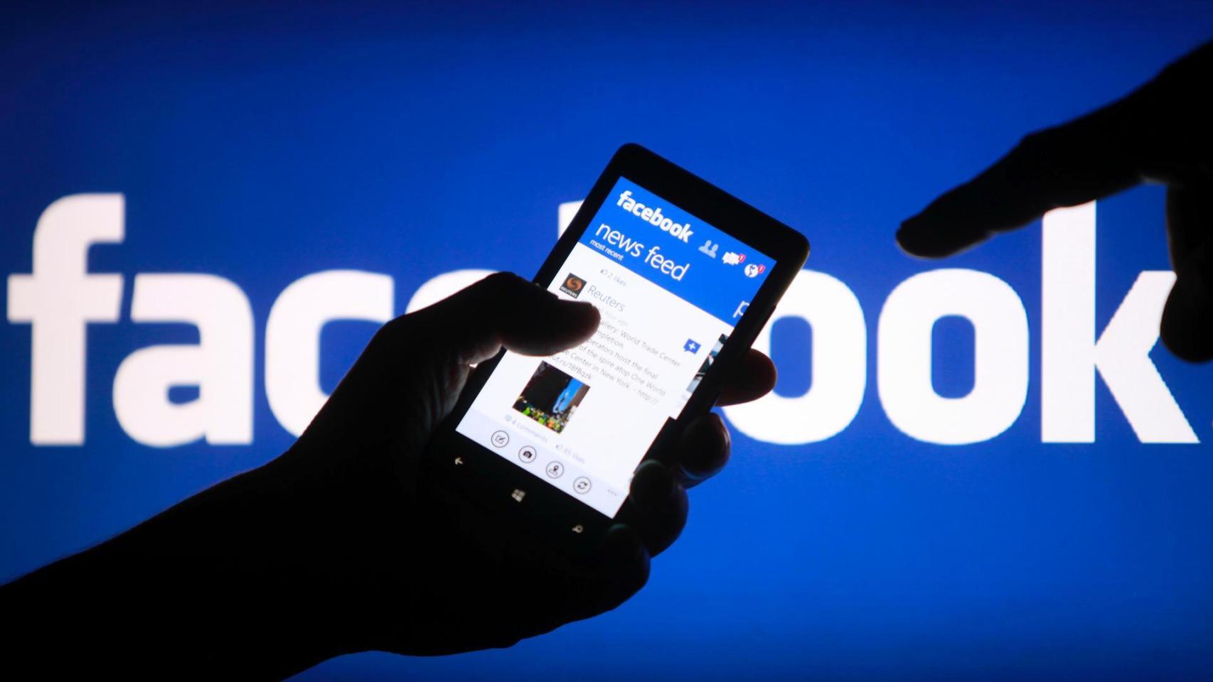 Móvil con un perfil abierto de Facebook, la red social más popular.
