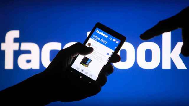 Móvil con un perfil abierto de Facebook, la red social más popular.