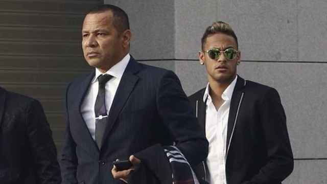 Neymar, con su padre, en la Audiencia Nacional.