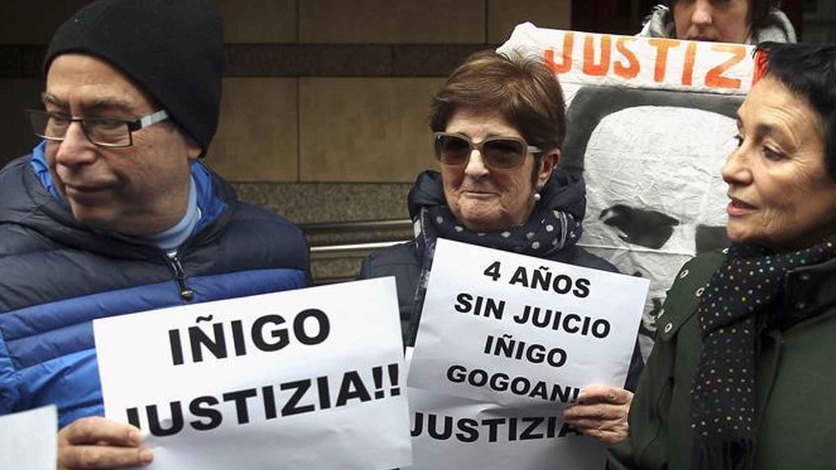 Los padres de Iñigo Cabacas en una concentración a las puertas de los juzgados de Bilbao.