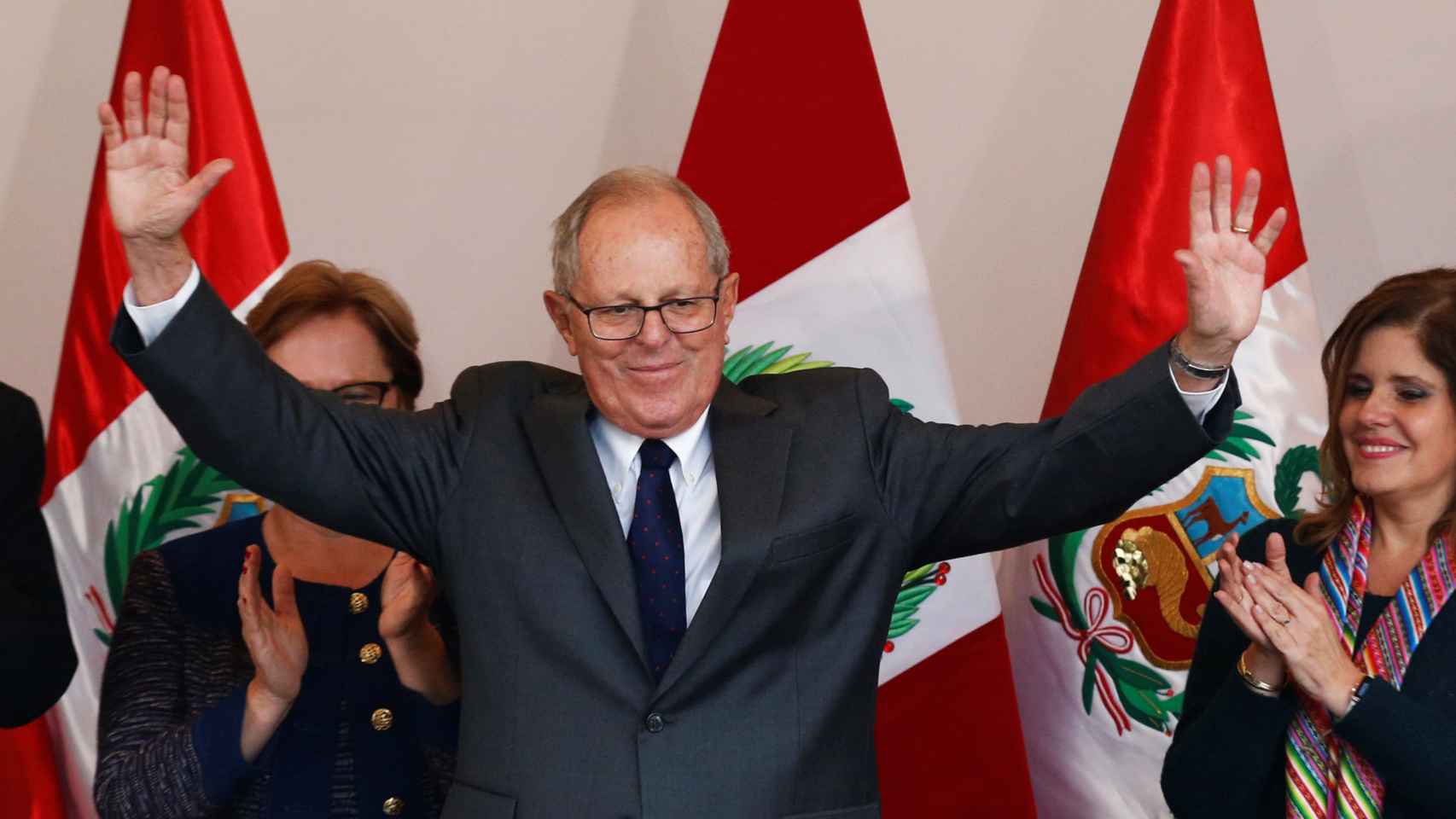 Kuczynski celebra su victoria en las elecciones de Perú.