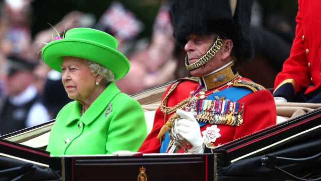 La reina Isabel II y Felipe de Edimburgo en el pasacalles por Londres