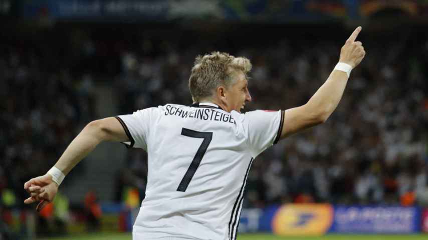 Schweinsteiger celebra el gol de la victoria para Alemania.