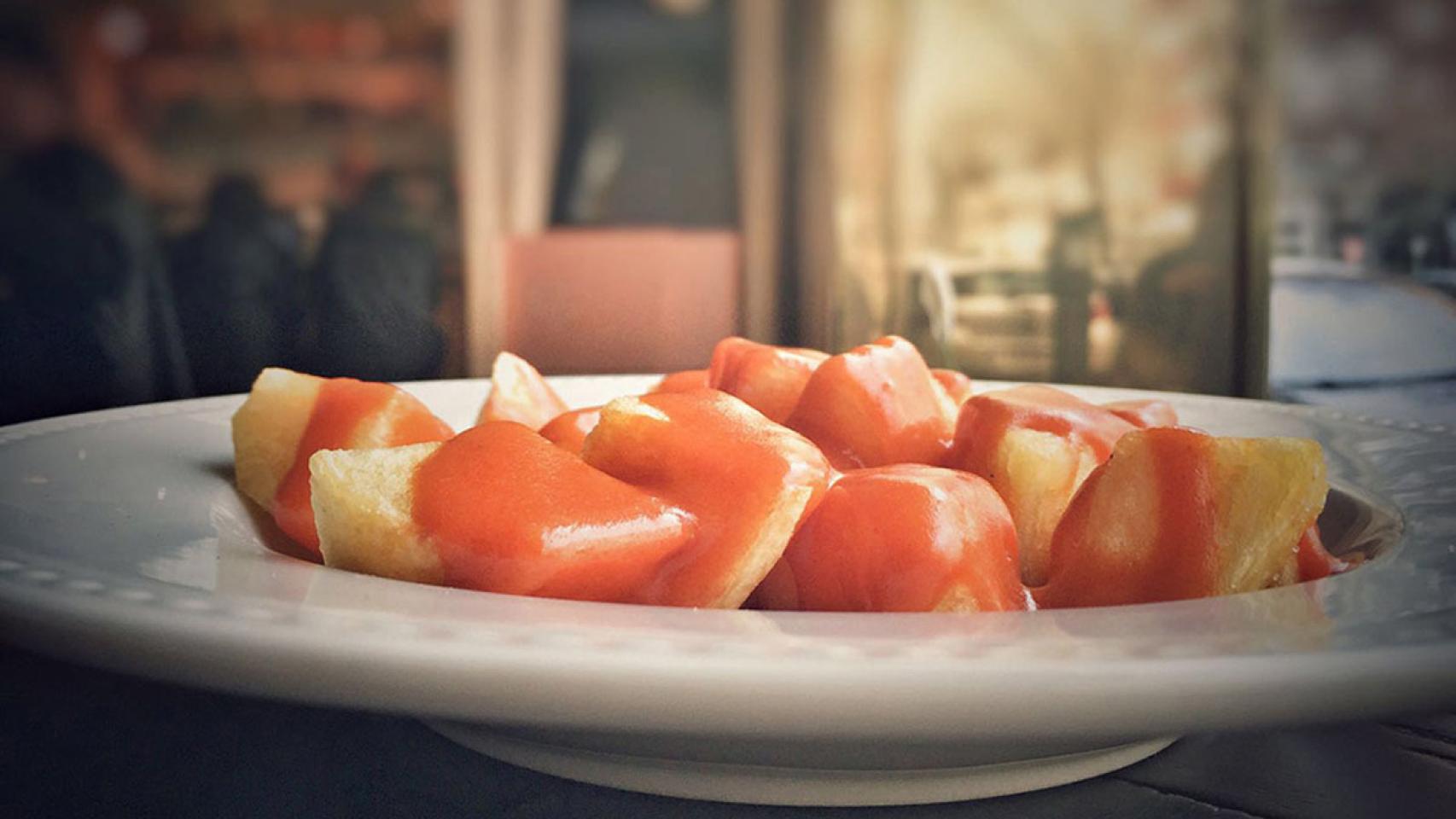 Patatas bravas, un clásico de la gastronomía española.