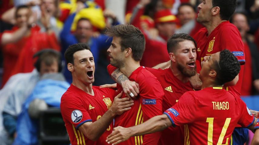 Piqué celebra su gol contra la República Checa.