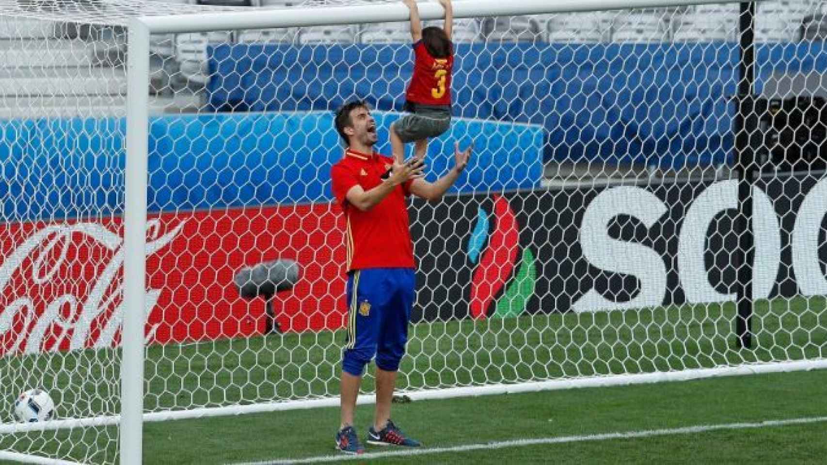 Piqué juega con su hijo tras el partido contra la República Checa.
