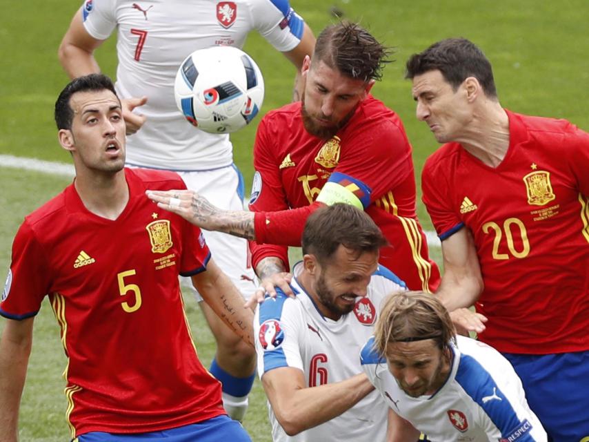 Ramos pelea de cabeza un balón.