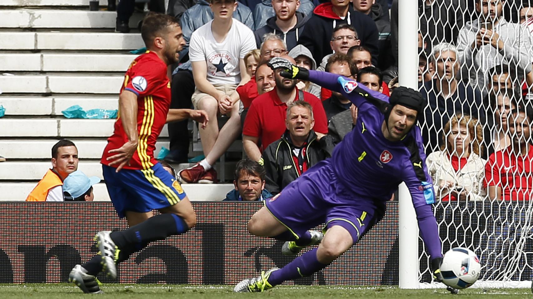 Cech detiene una buena ocasión de España.