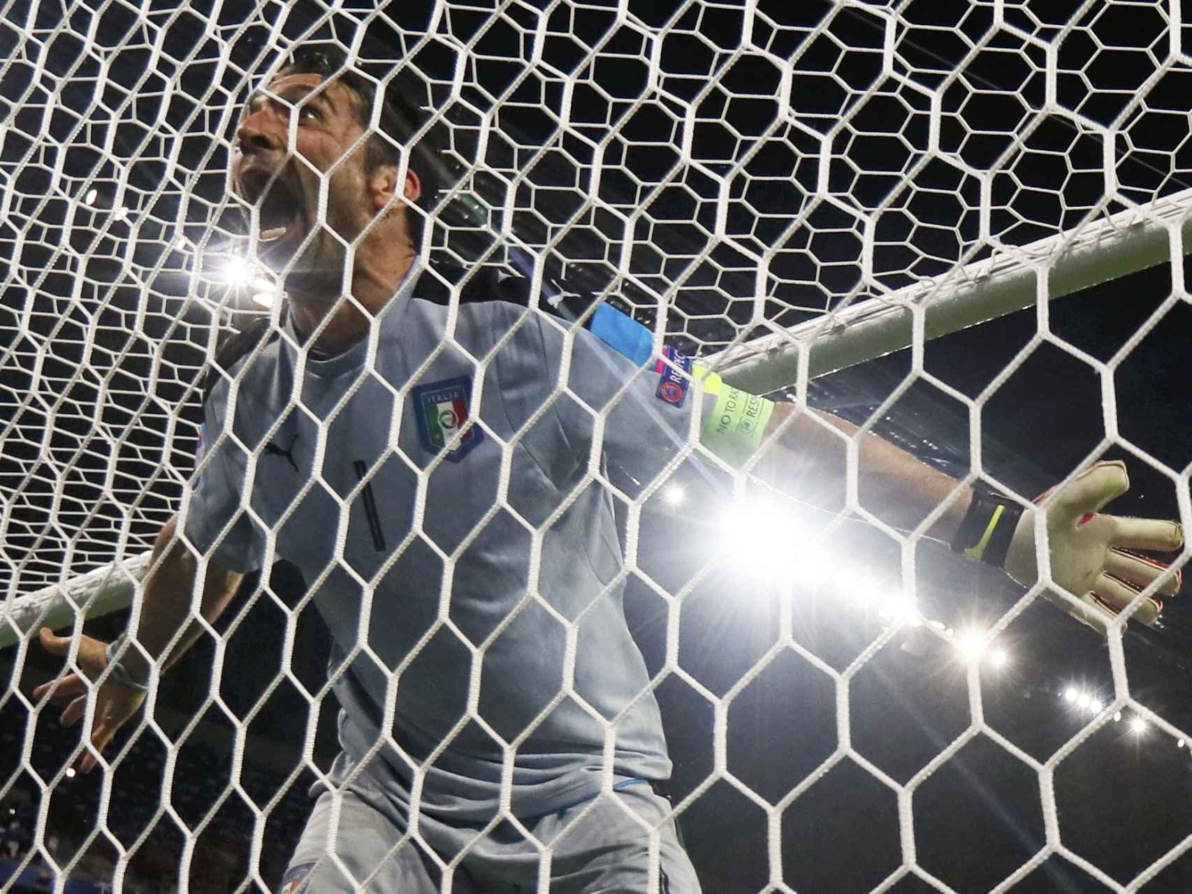 Buffon celebra la victoria de Italia.
