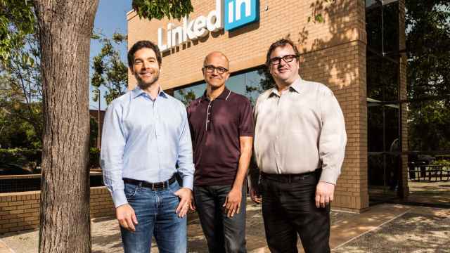 Los fundadores de Linkedin junto al CEO de Microsoft.