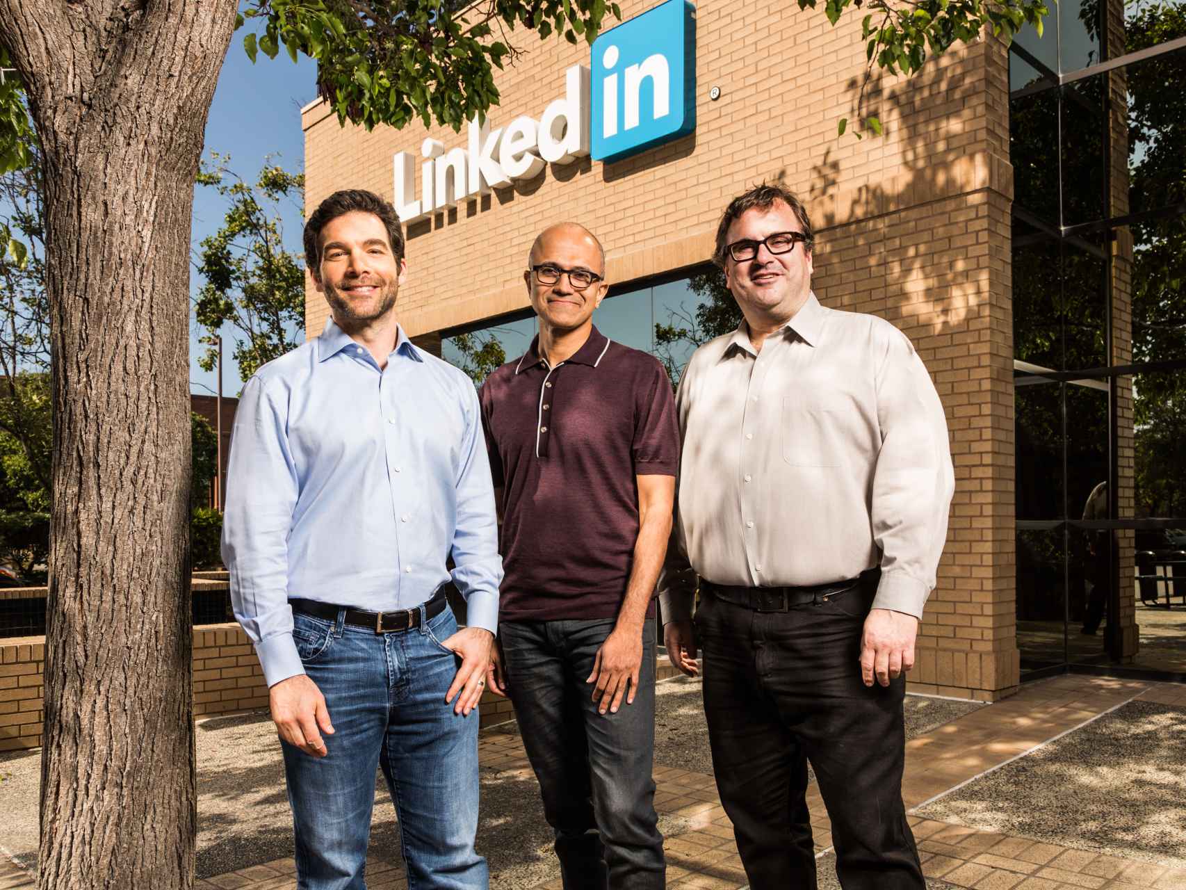 Los fundadores de Linkedin junto al CEO de Microsoft, tras el anuncio de adquisición.