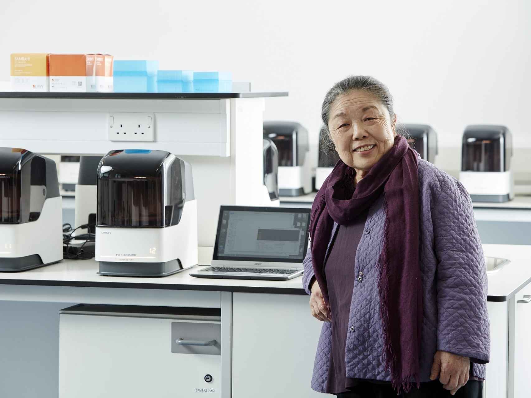 Helen Lee, en su laboratorio de la Universidad de Cambridge.