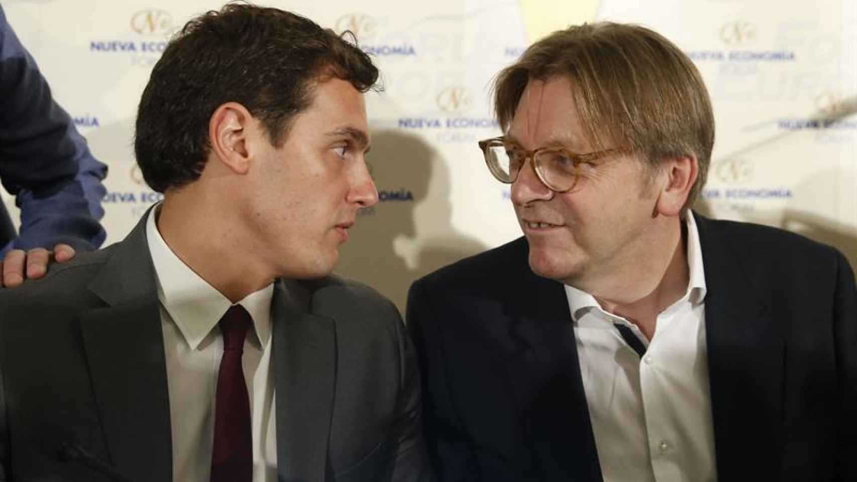 Albert Rivera conversa con el líder del grupo  liberal, Guy Verhofstadt