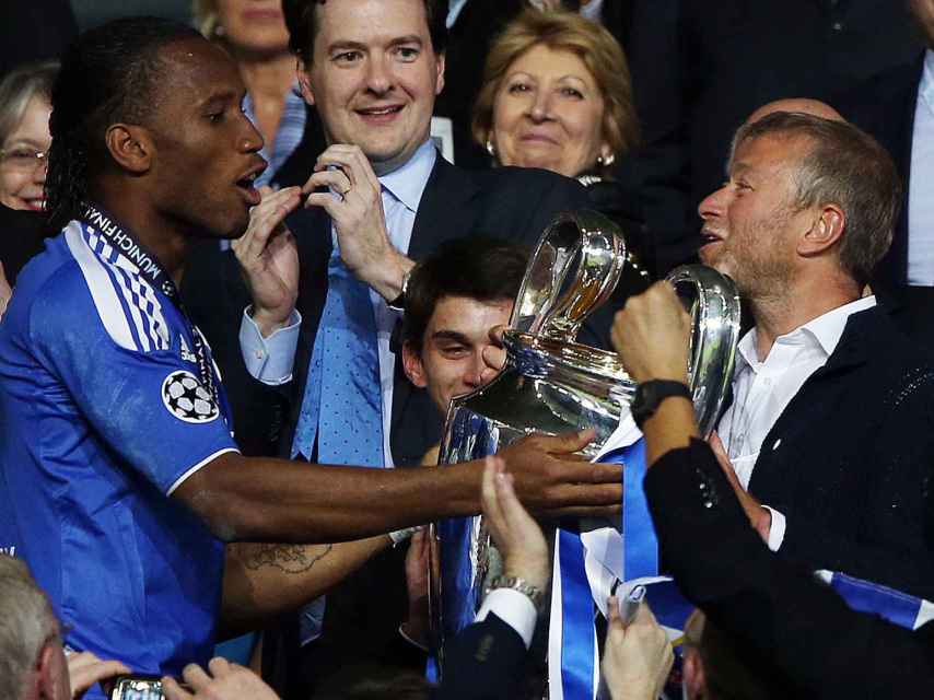 Roman Abramovic le entrega la Copa de la Champions a  Didier, jugador del Chelsea
